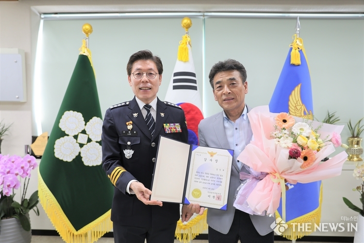 교통사고 현장에서 신속하고 용기 있는 구조 활동으로 인명을 구한 김인재 씨에게 감사장을 전달