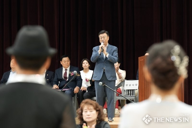 신상진 성남시장이 28일 성남종합스포츠센터에서 열린 ‘제8회 성남시장배 생활체육 댄스스포츠대회’ 개막식에서 축사를 하고 있다