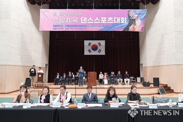 신상진 성남시장이 28일 성남종합스포츠센터에서 열린 ‘제8회 성남시장배 생활체육 댄스스포츠대회’ 개막식에서 축사를 하고 있다