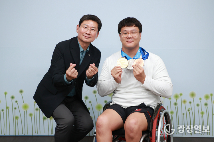 이상일 용인특례시장(왼쪽)은 1일 시장실에서 열린 용인시 직장운동경기부 장애인수영팀 우승 메달 봉납식에서 조기성 선수(오른쪽)에게 메달을 수여했다