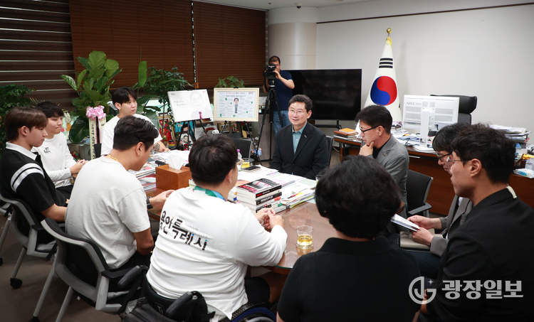 이상일 용인특례시장은 1일 시장실에서 열린 용인시 직장운동경기부 장애인수영팀 우승 메달 봉납식에서 선수들을 격려했다