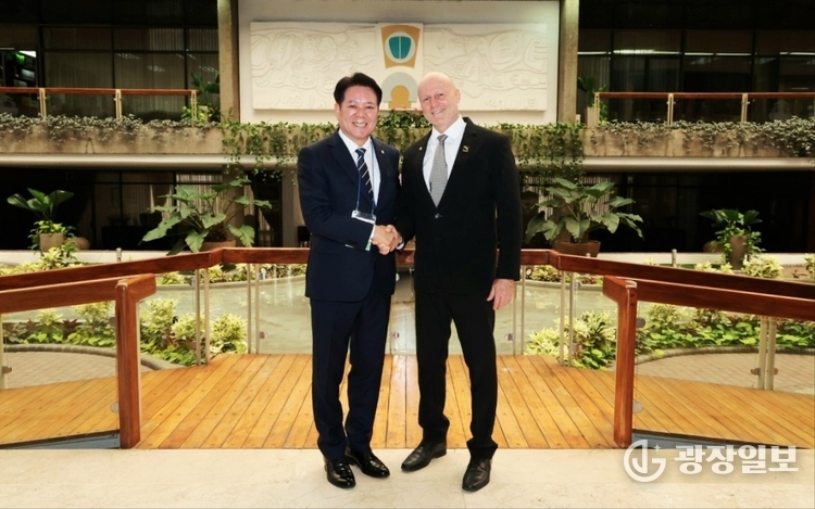 최대호 안양시장(왼쪽)과 스테판 브루너 코스타리카 제1부통령이 현지시각 6월30일 코스타리카 산호세의 대통령궁에서 면담을 나눴다 