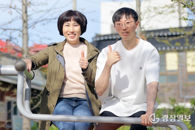 10번이 넘는 두경부암 수술을 이겨내고 턱걸이 챔피언이라는 타이틀을 얻게 된 김동호 군(오른쪽)과 동호 군의 어머니