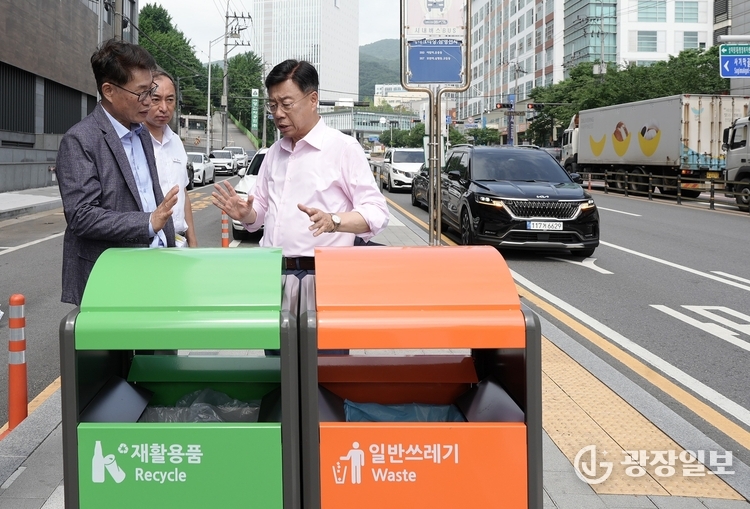 신상진 성남시장이 지난 6월 27일 거리에 설치한 쓰레기통에 대한 점검을 벌이고 있다.