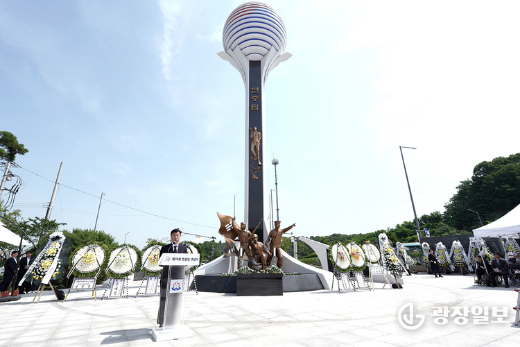 신상진 성남시장이 제70회 현충일을 맞이해 성남시청 내 부지로 새롭게 이전된 현충탑 앞에서 추념사를 낭독하고 있다.