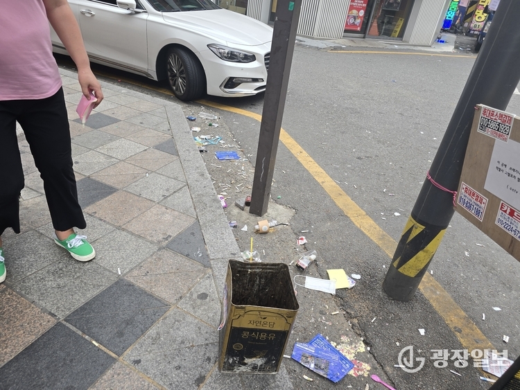 거리에 무단 투기된 쓰레기