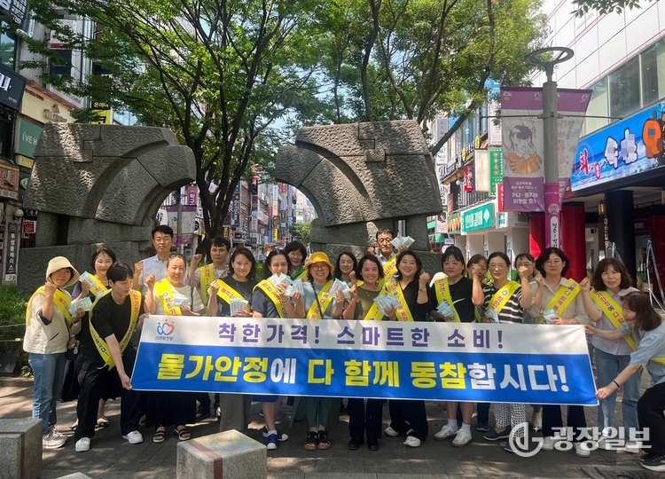 안양시 물가모니터요원과 관계 공무원들이 9일 범계역 일대에서 착한가격업소 활성화를 위한 홍보 활동을 펼쳤다