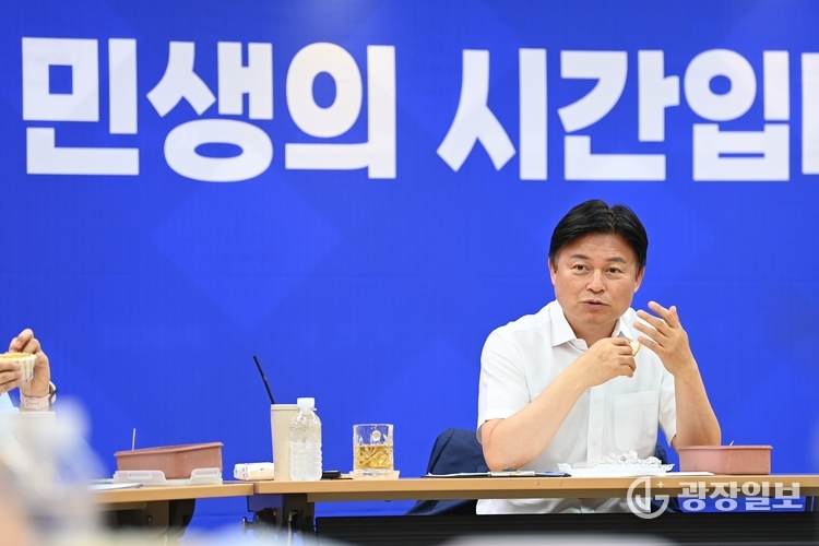 조용익 부천시장이 실무자들과 점심을 함께하며 시정 방향에 대한 의견을 나누고 있다.
