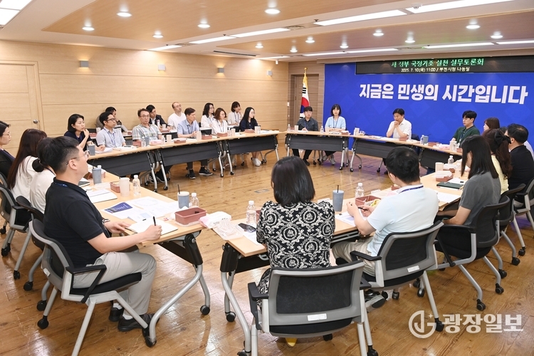 조용익 부천시장이 실무자들과 점심을 함께하며 시정 방향에 대한 의견을 나누고 있다.
