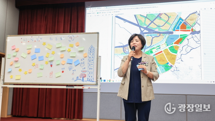 과천주암지구 신희타 입주예정자 간담회에서 신계용 과천시장이 시민들의 건의사항을 청취하고 있다 