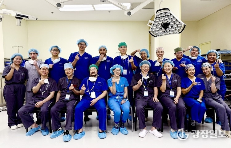 서울아산병원 간이식팀(간이식·간담도외과 김기훈·안철수·김상훈 교수, 마취통증의학과 송준걸·권혜미 교수, 수술간호팀)이 지난 달 18일 필리핀 마카티병원에서 생체 간이식 수술을 성공하고 필리핀 현지 의료진