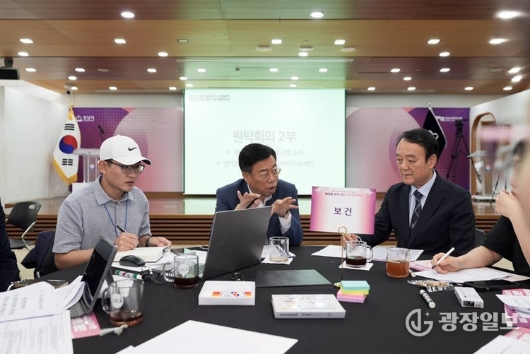 신상진 성남시장이 시민 원탁토론 그룹을 찾아 시민들과 대화를 나누고 있다.