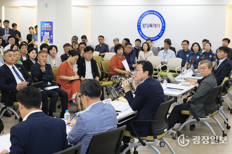 정명근 화성특례시장이 21일 동탄권역 정책간담회에서 시민들과 질의응답하고 있다.