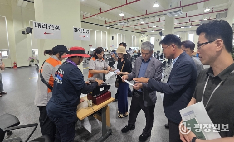 6정구원 화성특례시 제1부시장이 민생회복 소비쿠폰 접수 현장을 점검하고 있다
