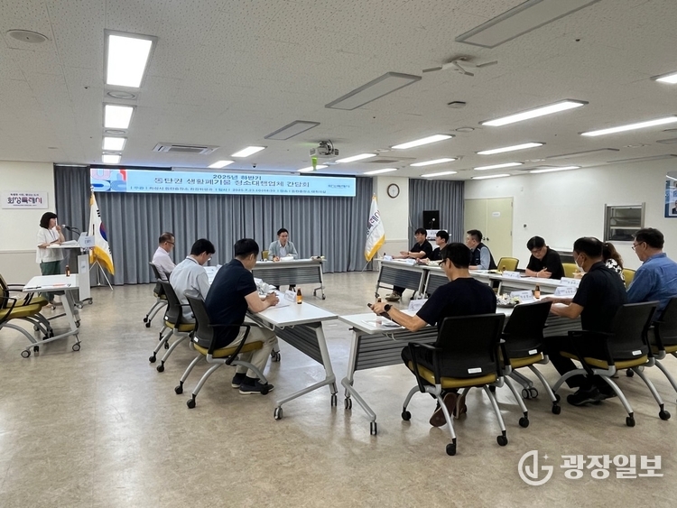 차성훈 동탄출장소장 주재로 하반기 동탄권역 생활폐기물 청소대행업체 간담회 실시하고있다
