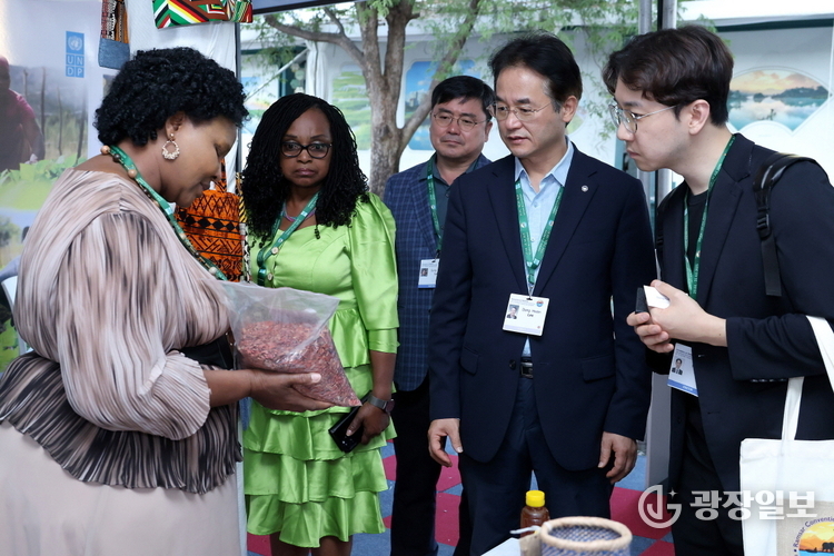 유엔개발계획(UNDP) 울라우우나셰(Wulawunashe)에게 지역 특산품을 소개받는 이동환 고양특례시장