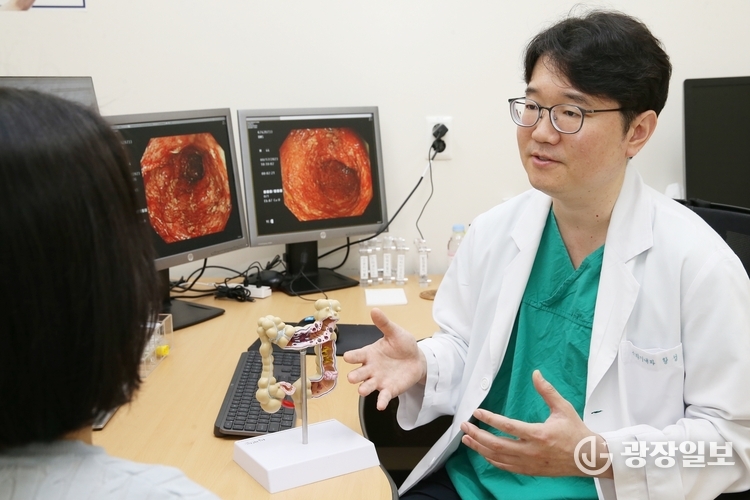 서울아산병원 소화기내과 황성욱 교수가 염증성 장질환 환자를 진료하고 있다.