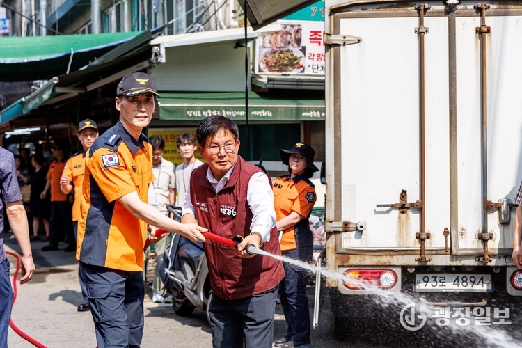 박강수 마포구청장이 마포소방서 관계자와 함께 비상소화장치 작동을 시연하고 있다.