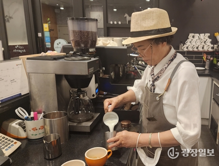 실버카페에서 일하고 있는 실버바리스타