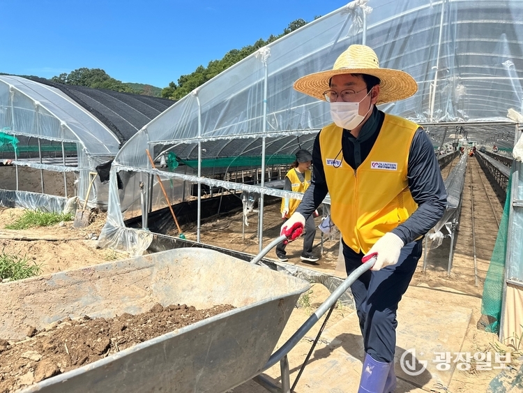  정명근 화성특례시장이 자원봉사자들과 함께 경남 합천군 수해현장을 찾아 복구 작업에 동참하고 있다