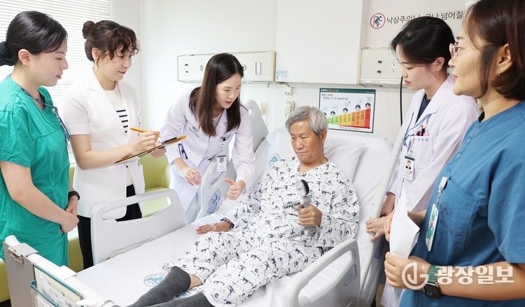  서울아산병원이 중증 노년 환자 통합 진료 시스템 ‘위드원(WithONE)’을 운영 중이다. 백지연 서울아산병원 노년내과 교수(왼쪽에서 세 번째)와 의료진이 고위험군 환자 선별을 위한 임상 허약 척도 검사(CFS)를 진행하