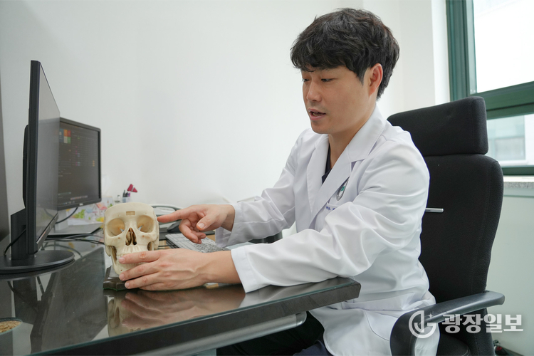 분당제생병원신경외과김현곤과장이환자에게설명하고 있다