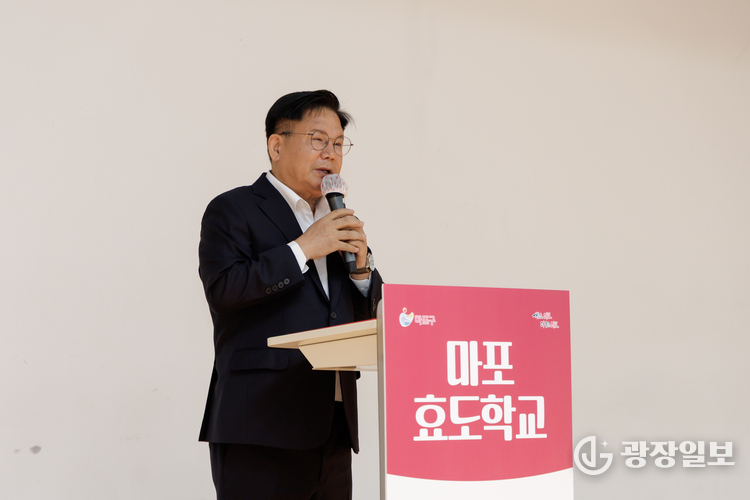 2025년 마포효도학교 3기 수료식에 참석한 박강수 마포구청장