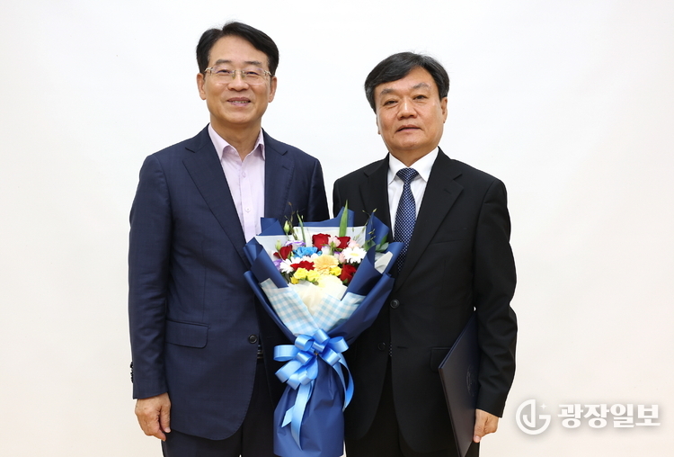 김기태 신임 대표이사에게 임용장을 수여했다