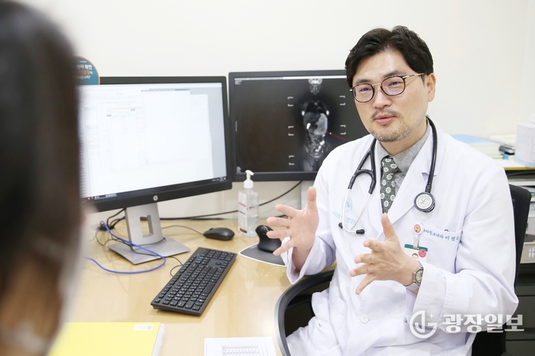 서울아산병원 의학유전학센터 이범희 교수가 희귀 유전질환 환자를 진료하고 있다.