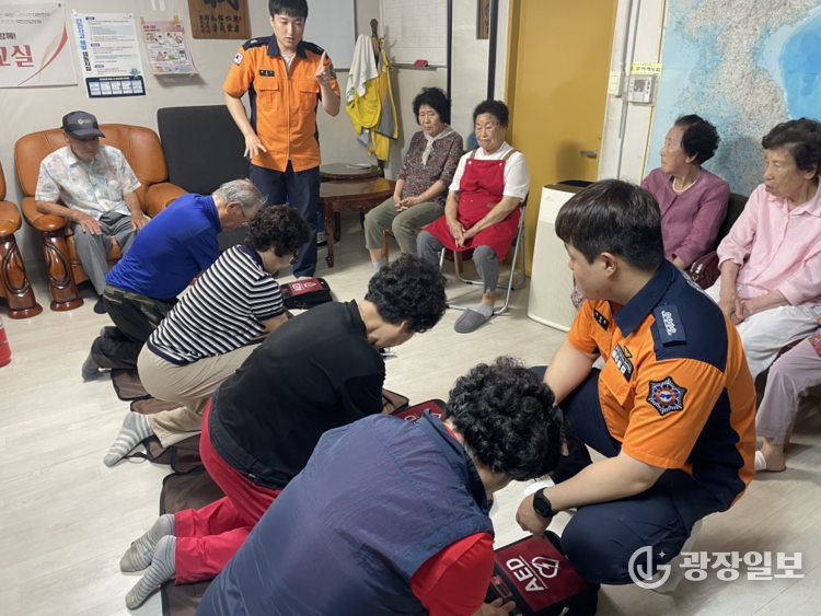 고양소방서 소속 직원들이 6일 동산1경로당에 직접 방문하여 교육하고 있다.