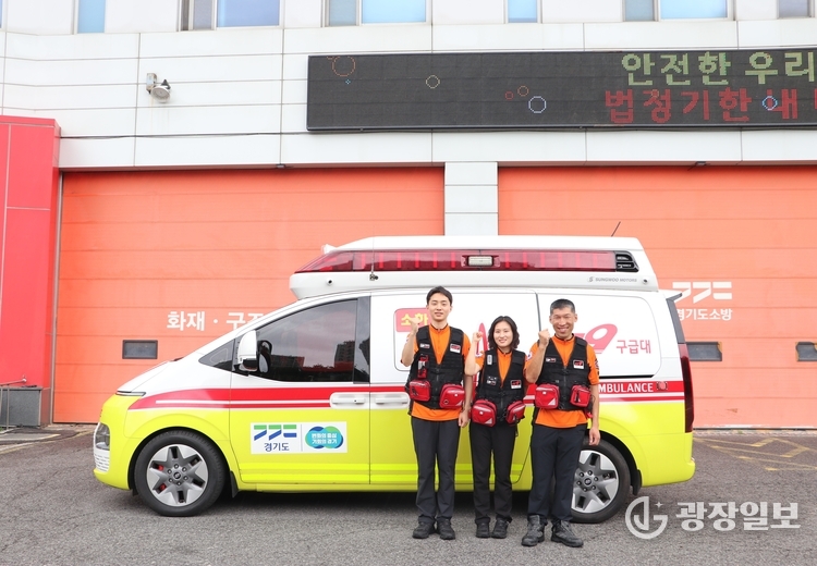 광명소방서 구급대원(우측부터_소방위 이종우, 소방장 송림, 소방사 허진영) 