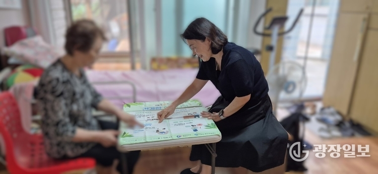 안양시 방문 건강관리 전담 간호사가 어르신의 건강을 확인하고 폭염 안전수칙을 설명하고 있다 