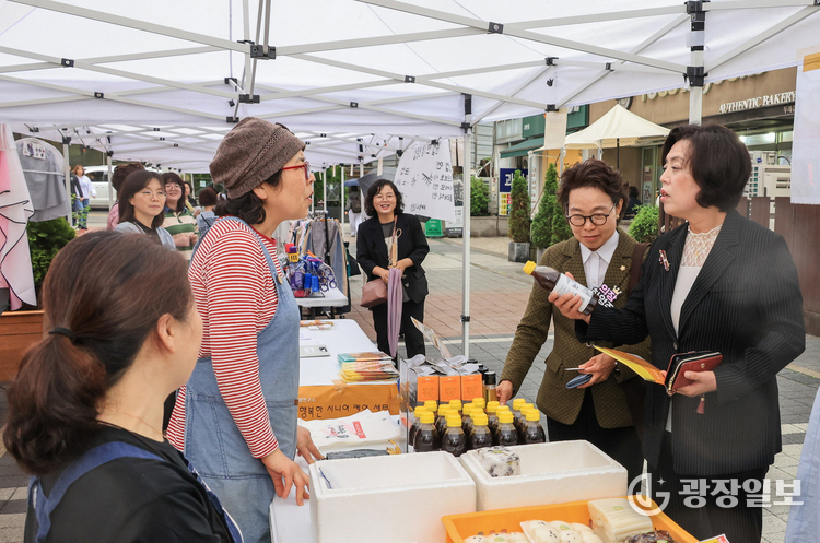 2025년 5월 과천에서 지역 상권 활성화를 위해 열린 동행축제에서 신계용 과천시장이 상인과 이야기 나누고 있다