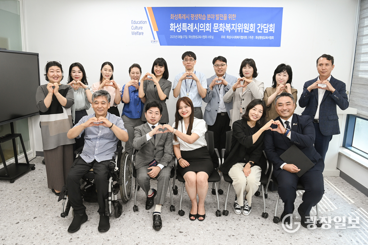 간담회 참석자 전원 기념사진