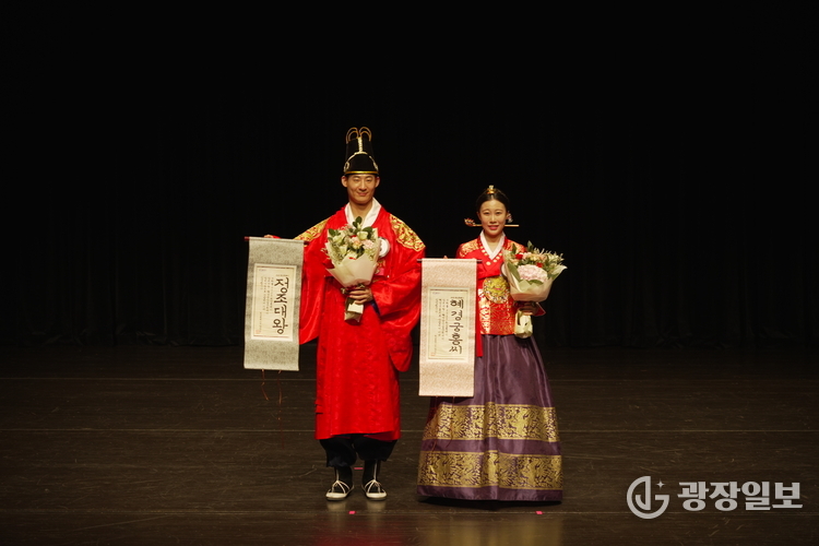 정조대왕으로 선발된 김주한 님(반월동 근무)과 헤경궁 홍씨로 선발된 한예진 님(동탄5동 거주)이 선발 증서를 들고 기념촬영을 하고 있다 