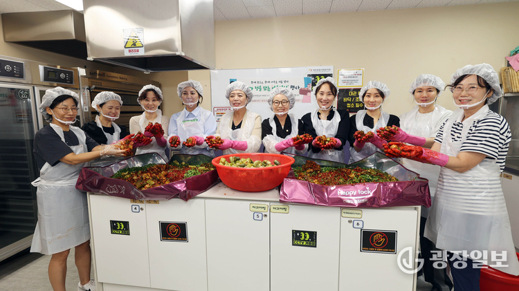  과천종합사회복지관 취약계층 위한 사랑의 김치 나눔 행사(좌측부터 다섯번째 신계용 과천시장)
