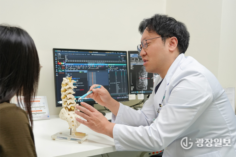 분당제생병원척추센터(신경외과)박종혁과장이환자에게설명하고있다