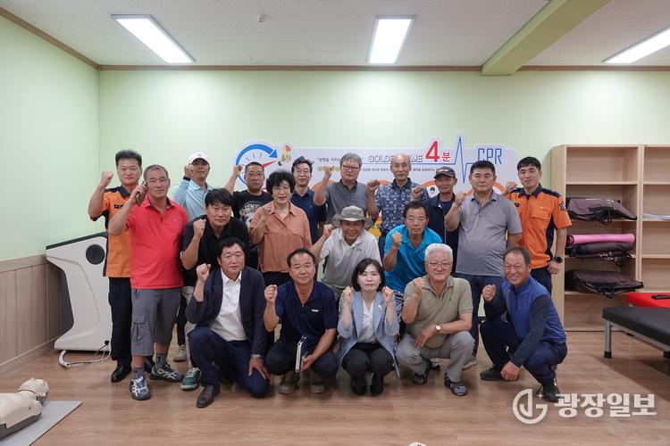 단체사진, 맨 앞줄 가운데 여성 황세주 도의원