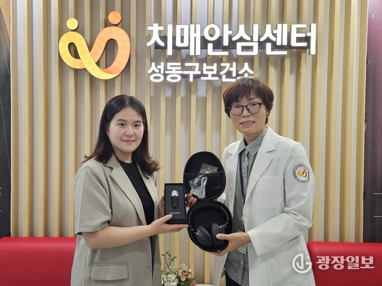 유위컴(주) 이민주 대표(사진 왼쪽)가 성동구 치매안심센터에 최신 무선 스마트 청력보조기기 ‘지니소리3’ 10세트를 기부한 뒤 센터 관계자와 기념 촬영을 하고 있다. 출처: 유위컴 주식회사