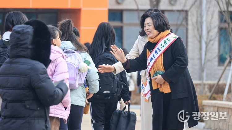 과천시 관내 초등학교 6곳 대상 ‘새학기 등교맞이 행사’ 진행(과천율목초)_신계용 과천시장이 아이들과 인사하고 있다