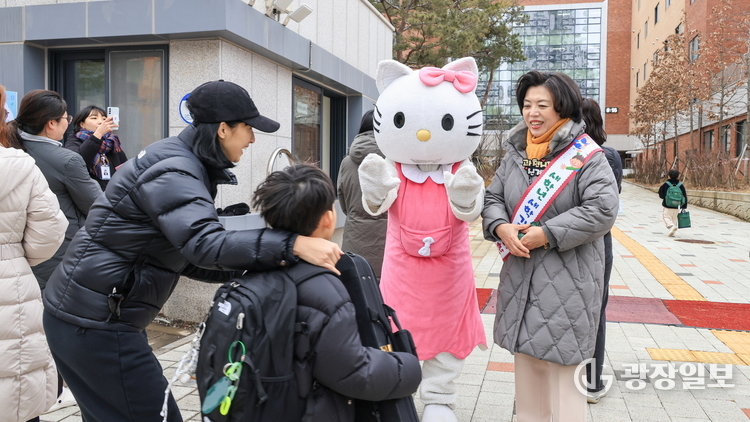 과천시 관내 초등학교 6곳 대상 ‘새학기 등교맞이 행사’ 진행(과천갈현초)_신계용 과천시장이 아이들과 인사하고 있다