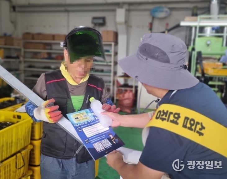 화성특례시가 12일 근로자에게 온열질환 예방 안내문과 얼음물을 전달하고 있다
