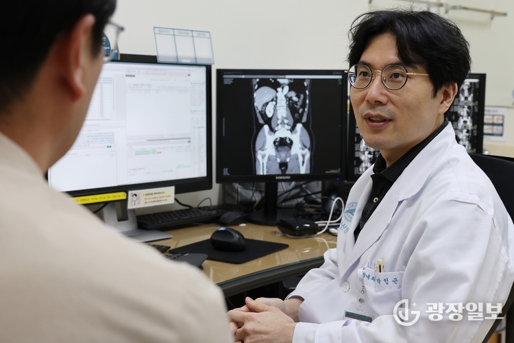 박인근 서울아산병원 종양내과 교수가 희귀 비뇨기암 환자를 진료하고 있다