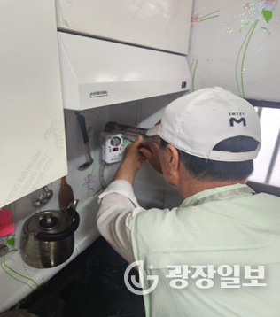 안전취약가구에 방문해 가스타이머를 설치하고 있다