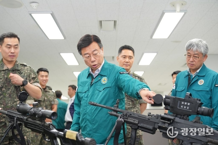 신상진 성남시장이 14일 성남시청 충무시설에서 열린 ‘2025년 3분기 통합방위협의회 회의 및 을지연습 사전보고회’에서 무기를 살펴보고 있다.