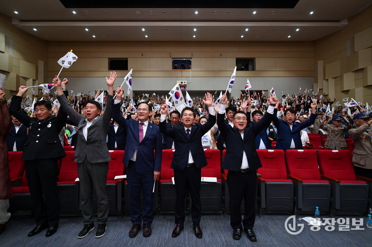 제80주년 광복절 기념식에서 참석자들이 힘차게 대한독립만세를 외치고 있다