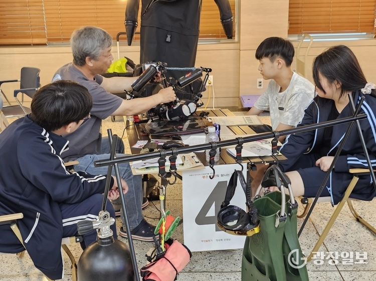 지난해 열린 사람책 콘서트에서 학생들이 해양활동가의 이야기를 듣고 있다.