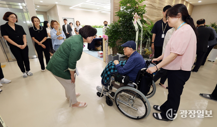 과천시립요양원 개원식(신계용 과천시장이 입소 어르신과 이야기 나누고 있다)