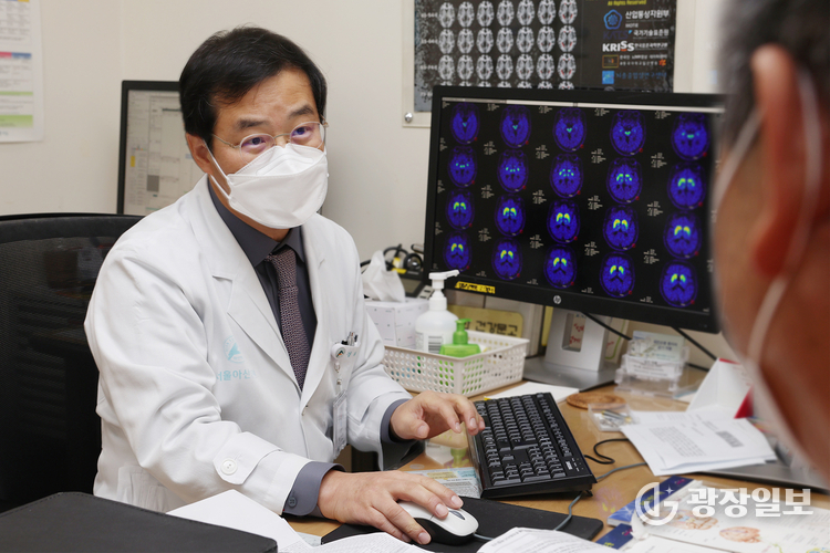서울아산병원 신경과 정선주 교수가 파킨슨병 진단 전 렘수면 행동장애를 경험한 환자를 진료하고 있다.