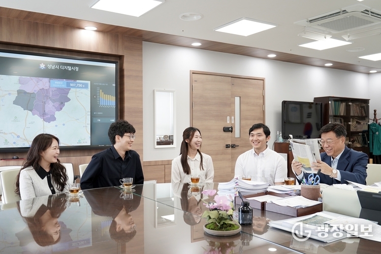 신상진 성남시장이 26일 오후 성남시청 집무실에서 솔로몬의 선택 프로그램을 통해 만난 예비부부들과 대화하고 있다 